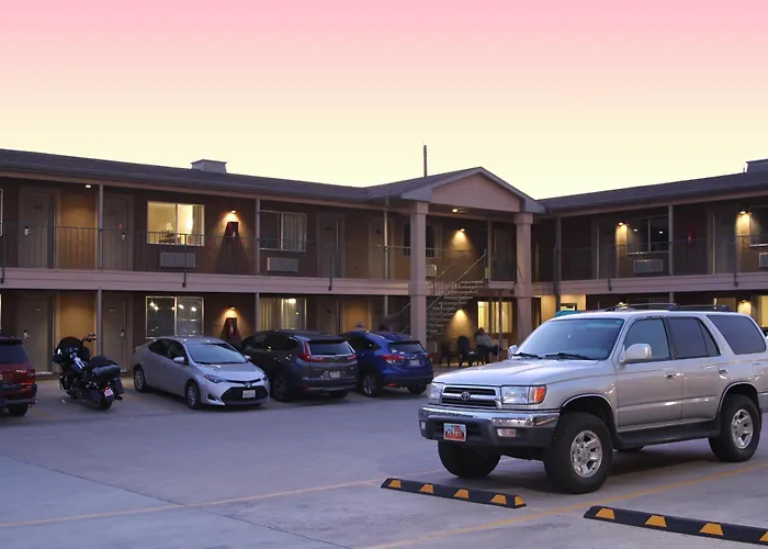 Motel: Bowen Motel